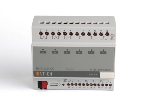 Диммирующий актуатор на 6 каналов 0–10V DM0106.0050 — вид спереди.