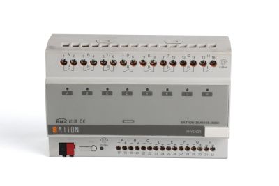 Диммирующий актуатор на 8 каналов 0–10V DM0108.0050 — вид спереди.