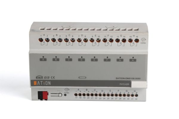 Диммирующий актуатор на 8 каналов 0–10V DM0108.0050 — вид спереди.